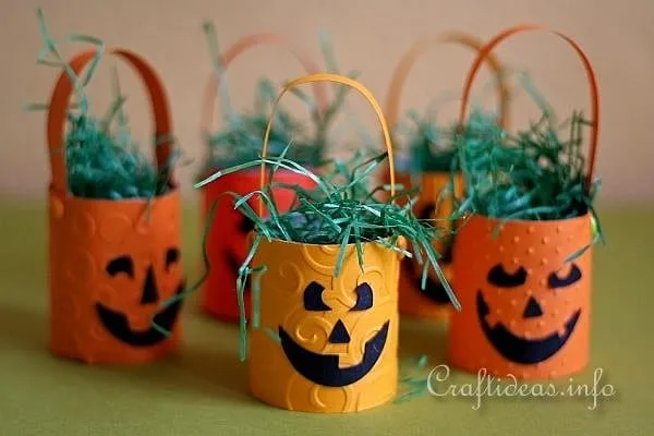 Jack-- lantern with enpty tissue rolls. Pic by artsycraftsythings