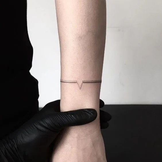 Single Line Band Underneath A Dotted Wrap.
