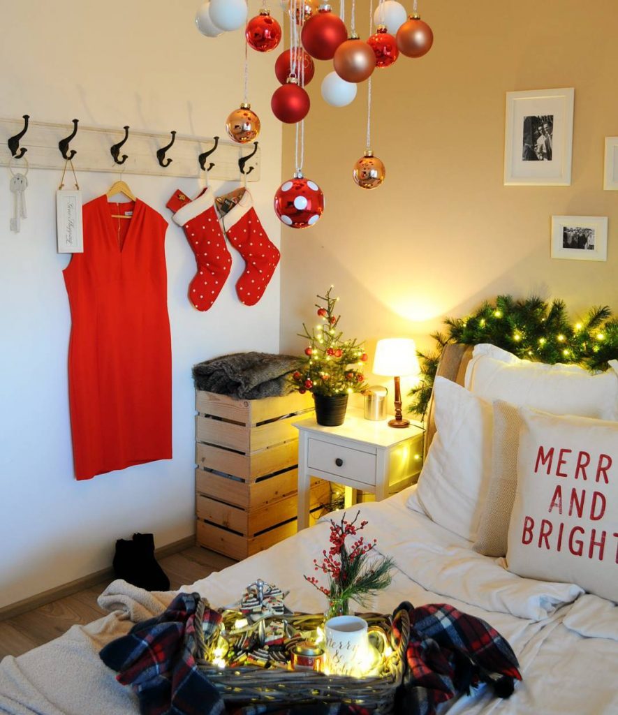 40+ Cute And Creative Christmas Bedroom Decor To Try