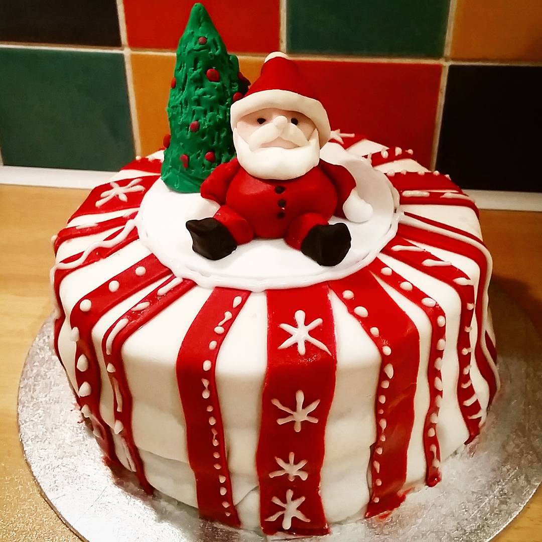 45 Festive Ideas To Bring To Your Christmas Cake Decor