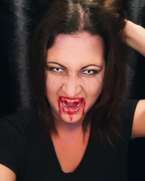 Cool Vampire Makeup With Artificial Teeth - Blurmark
