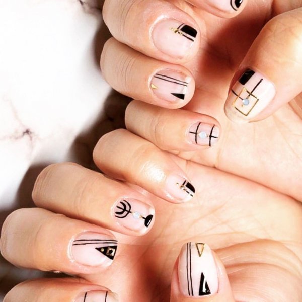 Freehand geometric nails