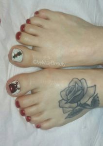 Sassy red and white reindeer and tree gel toe nails. Pic by ivymaybeauty