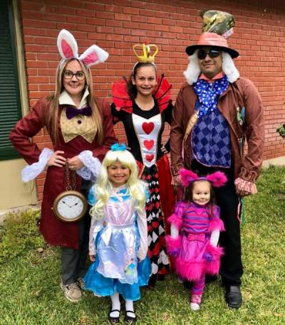 Wonderful alice in wonderland Halloween family costume idea. Pic by ...
