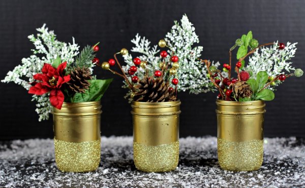 Stunning gold glittered mason jar vases.