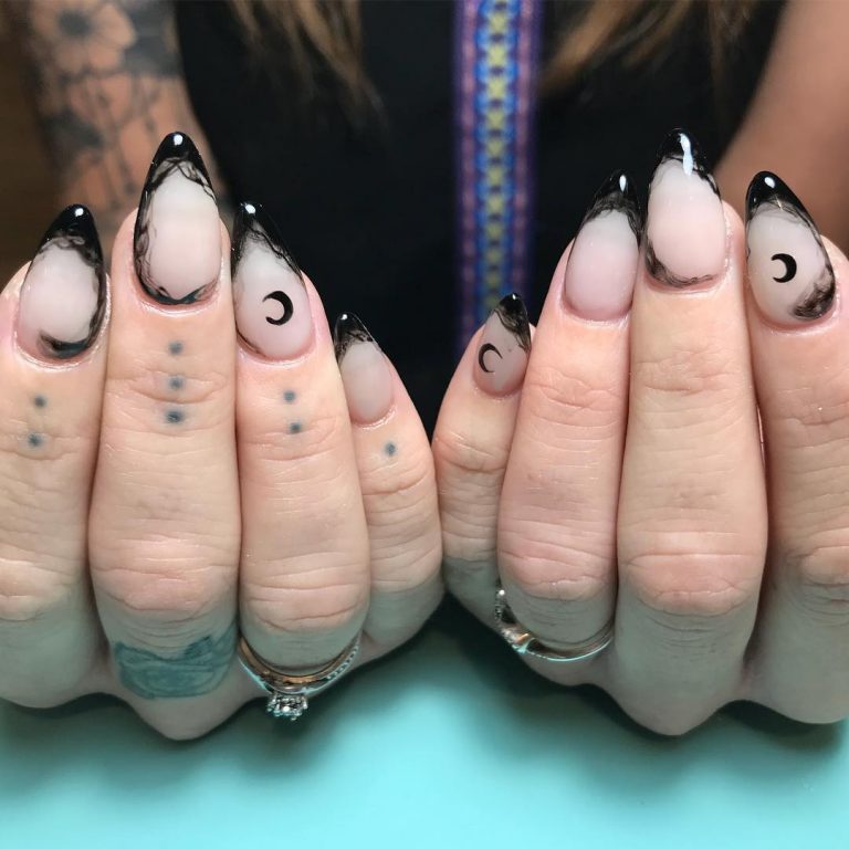 Wonderful Halloween almond shape gel nails. Pic by bri_glosssociety