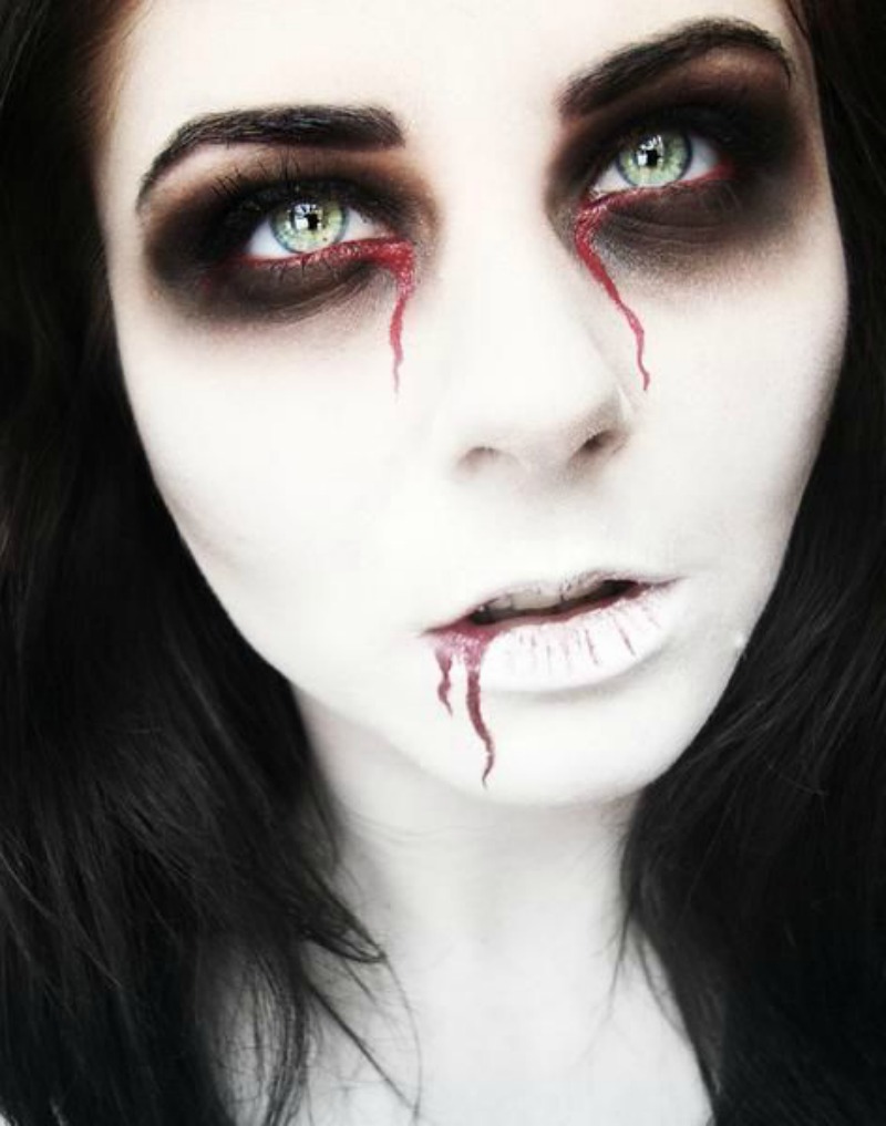 Easy DIY Deep Dark Eyes and Blood Stains Halloween Zombie Makeup Idea